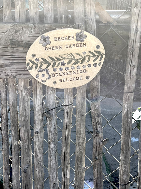 Becker Green Garden Bienvenido Sign